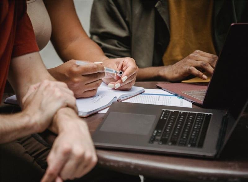 Cold Outreach vs. Warm Engagement: What Works Best for LinkedIn Lead Generation?
